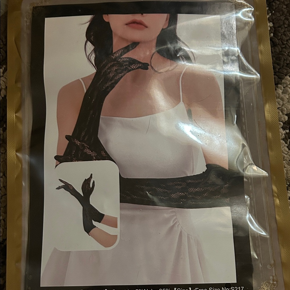 Elegant Black Lace Gloves